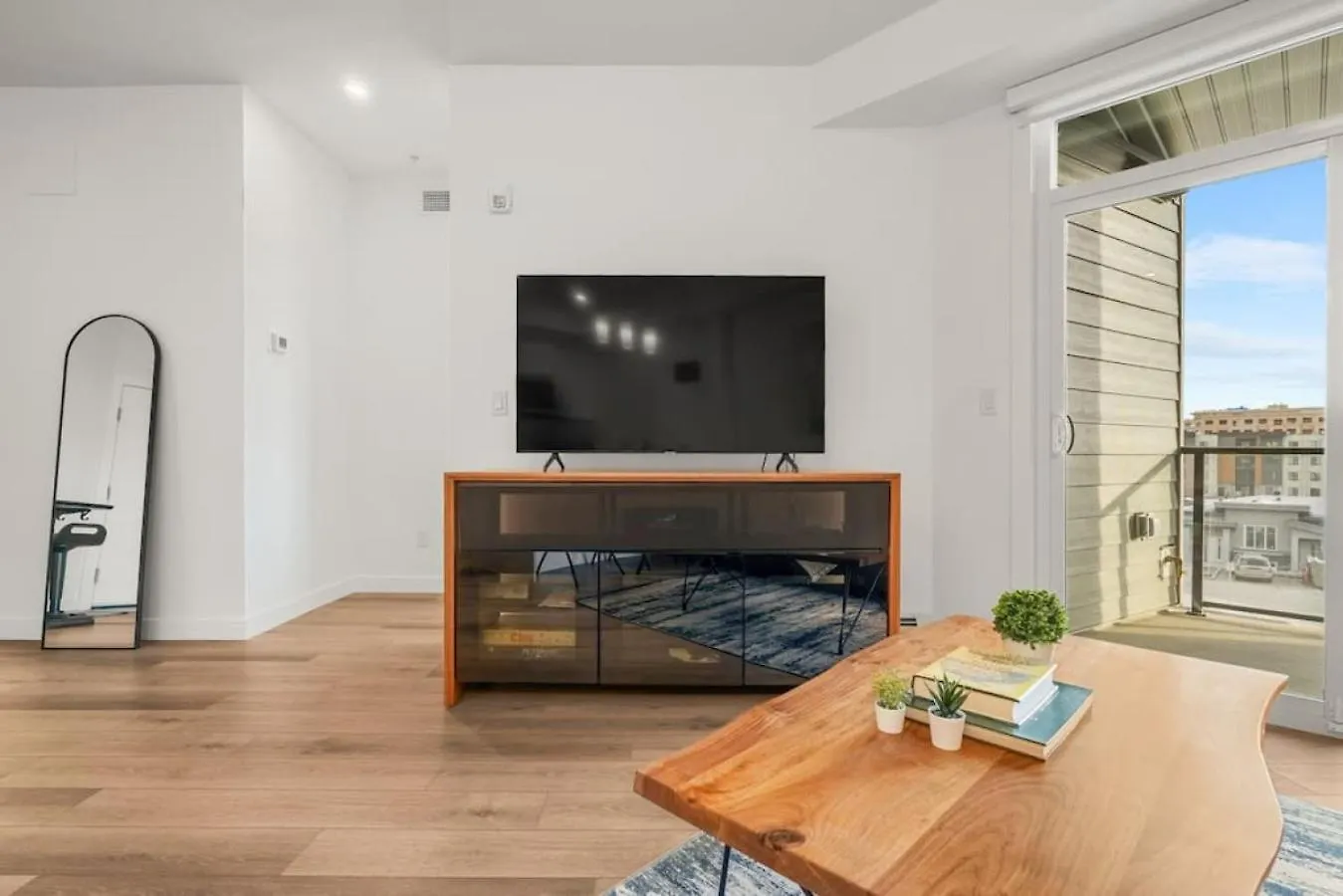 Apartment Top Rated Luxury Stay With Free Banff Access, Bbq, Netflix, Patio Dining, Sleeps 4 Calgary Canada