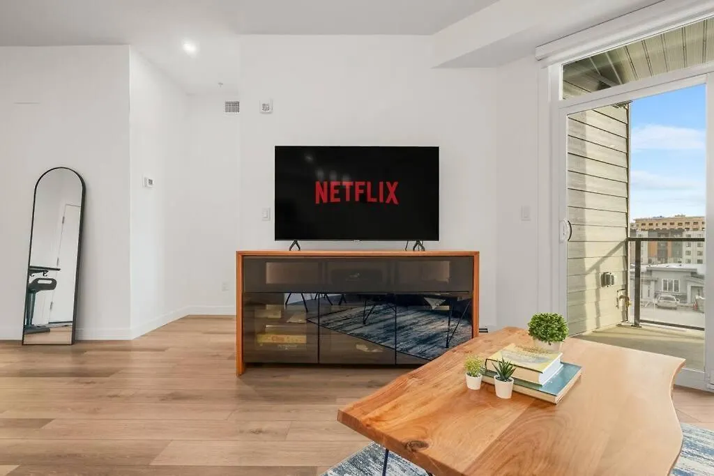 Top Rated Luxury Stay With Free Banff Access, Bbq, Netflix, Patio Dining, Sleeps 4 Calgary Apartment