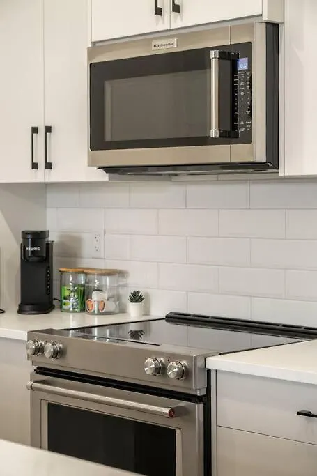 Top Rated Luxury Stay With Free Banff Access, Bbq, Netflix, Patio Dining, Sleeps 4 Calgary Apartment